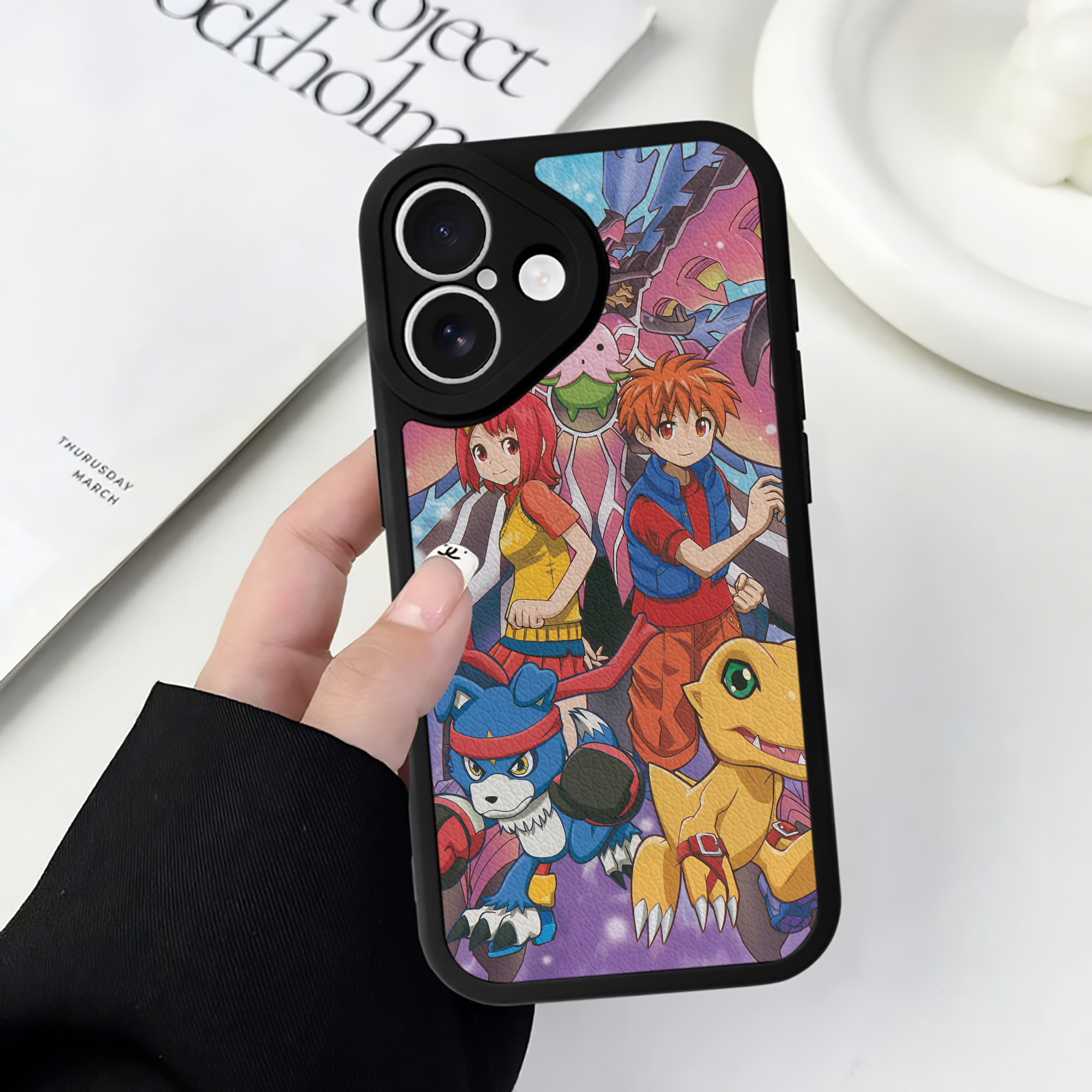 （画像用） Digimon デジタルモンスター/デジモン 【iPhone 16シリーズ対応】シリコンスマホケース（レザー調） 材質：シリコン